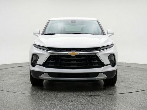Used 2025 Chevrolet Blazer LT image 2