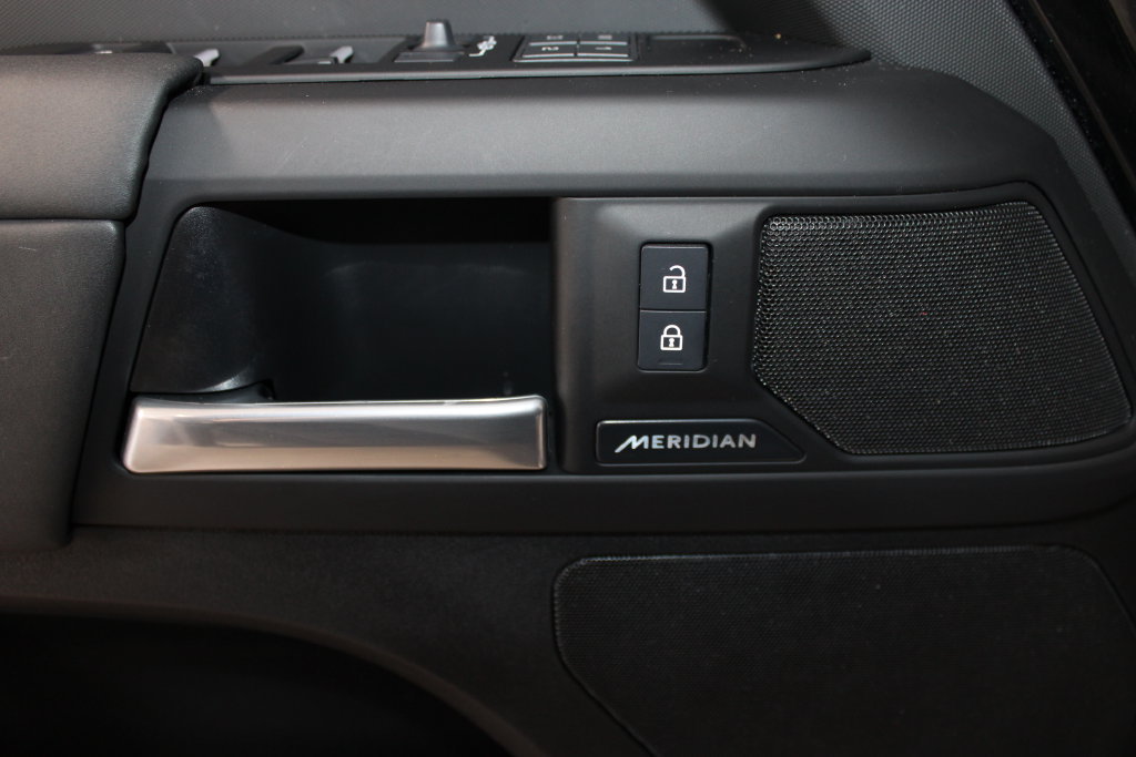 Used 2025 Land Rover Defender 110 S AWD/4WD image 39