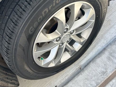 Used 2019 Hyundai Santa Fe SE image 17