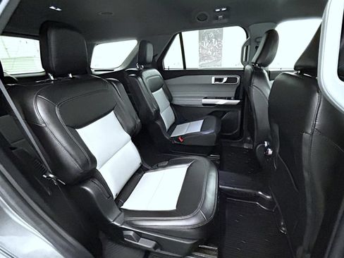 Used 2023 Ford Explorer XLT w/ Equipment Group 202A AWD/4WD image 18