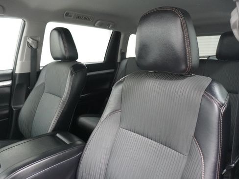 Used 2018 Toyota Highlander Plus FWD image 11