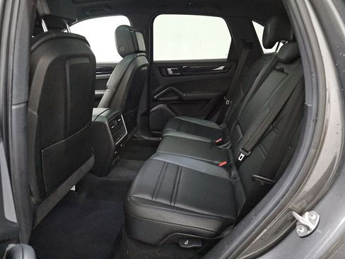 Used 2023 Porsche Cayenne AWD/4WD image 6