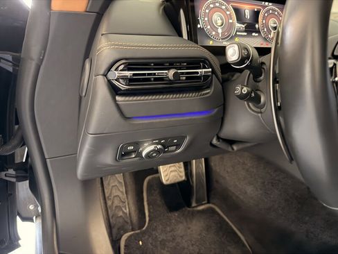 Used 2024 Aston Martin DB12 Coupe RWD image 21