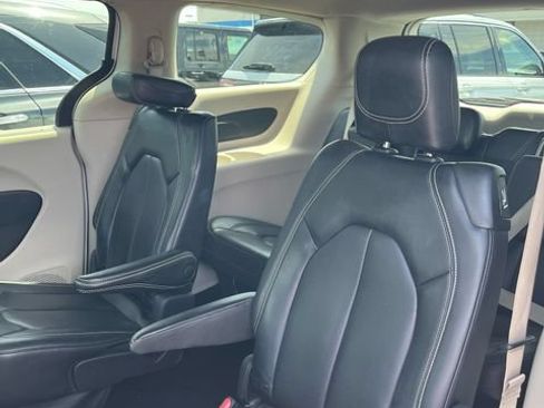 Used 2023 Chrysler Pacifica Touring-L FWD image 5