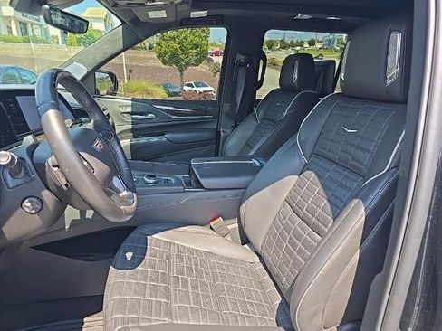Used 2024 Cadillac Escalade Premium Luxury Platinum AWD/4WD image 9