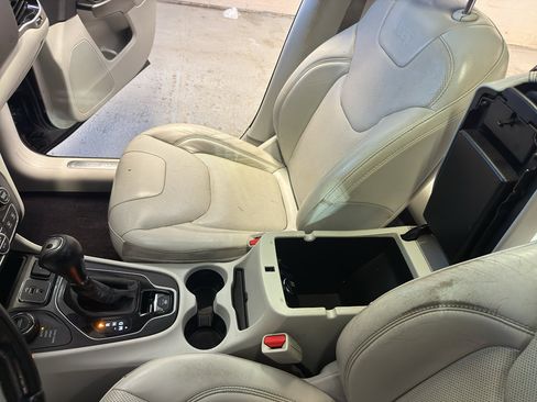 Used 2019 Jeep Cherokee Limited AWD/4WD image 18