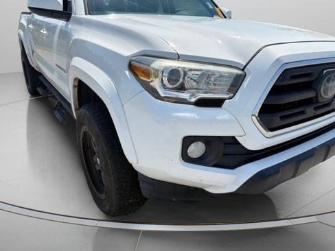 Used 2018 Toyota Tacoma SR5 RWD image 2