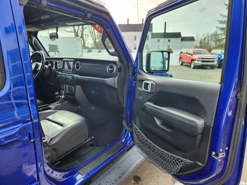 Used 2018 Jeep Wrangler Unlimited Sahara w/ Dual Top Group image 42