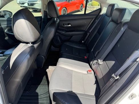 Used 2022 Nissan Sentra SR w/ SR Premium Package image 11