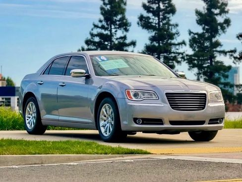 Used 2014 Chrysler 300 C RWD image 1