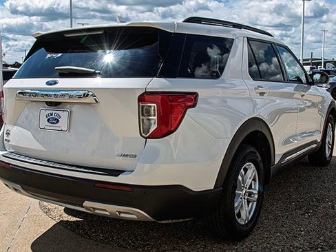 Used 2023 Ford Explorer XLT w/ Equipment Group 202A image 4