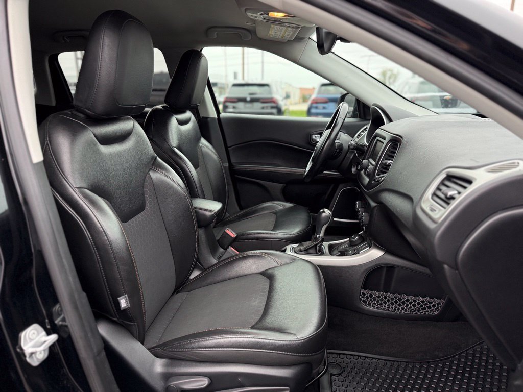 Used 2018 Jeep Compass Latitude w/ Cold Weather Group AWD/4WD image 12