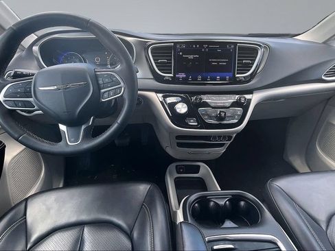 Used 2023 Chrysler Pacifica Touring-L FWD image 16