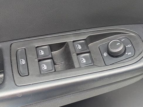 Used 2025 Volkswagen Taos SE FWD image 20