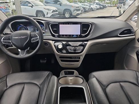 Used 2024 Chrysler Pacifica Touring-L FWD image 11