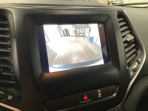 Used 2021 Jeep Cherokee Latitude FWD image 25