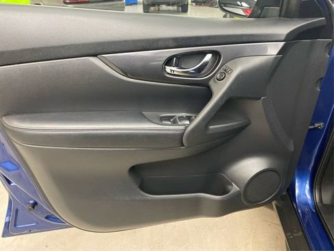 Used 2020 Nissan Rogue SV image 25