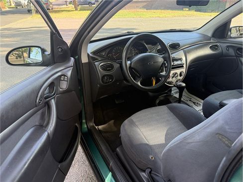Used 2001 Ford Focus ZX3 Hatchback FWD image 9