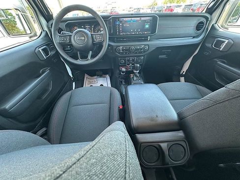 Used 2024 Jeep Wrangler Unlimited Rubicon AWD/4WD image 17