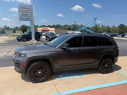 Used 2023 Jeep Grand Cherokee Laredo w/ Luxury Tech Group I AWD/4WD image 3