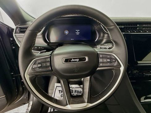 Used 2024 Jeep Grand Cherokee Laredo image 11