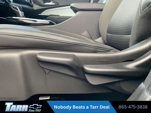 Used 2025 Chevrolet Trax LT w/ LT Convenience Package FWD image 14
