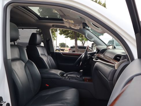 Used 2019 Lexus LX 570 4WD w/ Luxury Package image 35