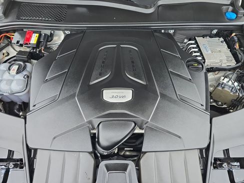 Used 2020 Porsche Cayenne w/ Driver Memory Package image 16