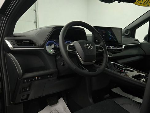 Used 2025 Toyota Sienna Platinum image 29