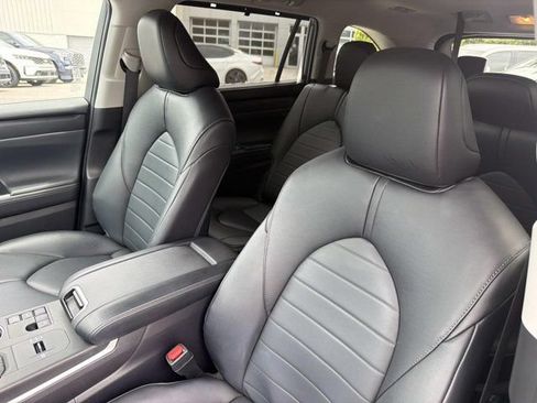 Used 2023 Toyota Highlander XLE FWD image 11