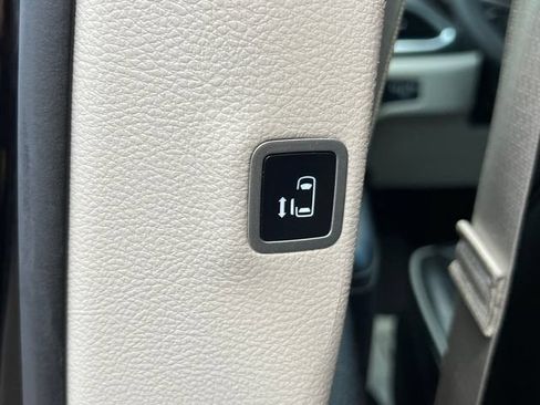 Used 2024 Chrysler Pacifica Limited FWD image 39