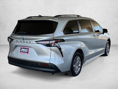 Used 2024 Toyota Sienna LE AWD/4WD image 6