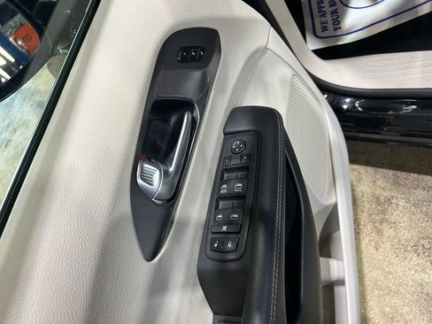 Used 2024 Chrysler Pacifica Touring-L FWD image 17