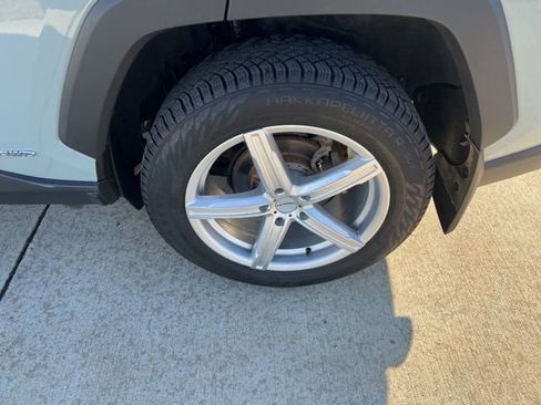 Used 2021 Toyota RAV4 XLE Premium image 11