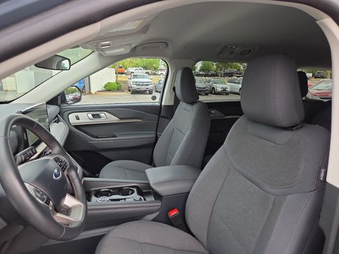 Used 2025 Ford Explorer Active AWD/4WD image 9