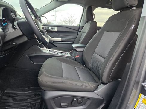 Used 2024 Ford Explorer XLT image 4