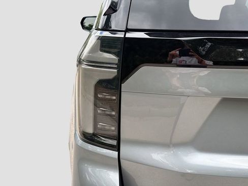 Used 2025 Chevrolet Tahoe High Country AWD/4WD image 10