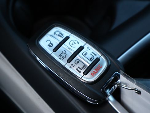 Used 2024 Chrysler Pacifica Touring-L FWD image 29