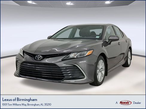 Used 2021 Toyota Camry LE image 1