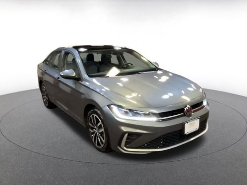 Used 2025 Volkswagen Jetta SE image 3