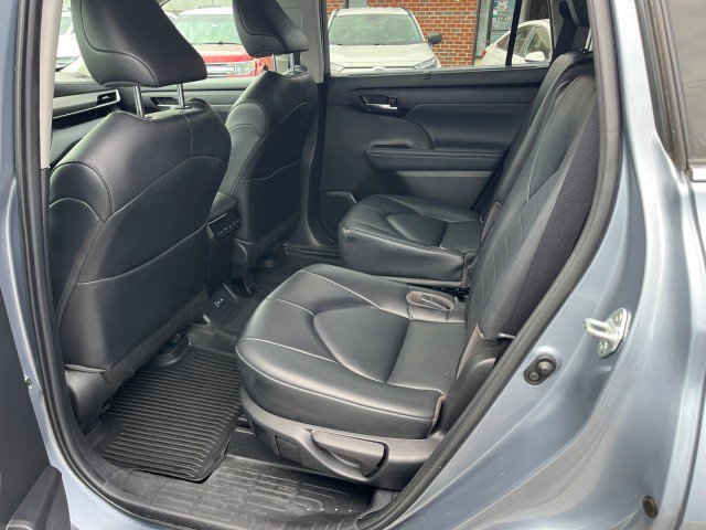 Used 2022 Toyota Highlander XLE FWD image 15