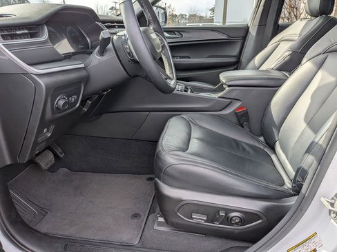 Used 2023 Jeep Grand Cherokee Altitude image 13