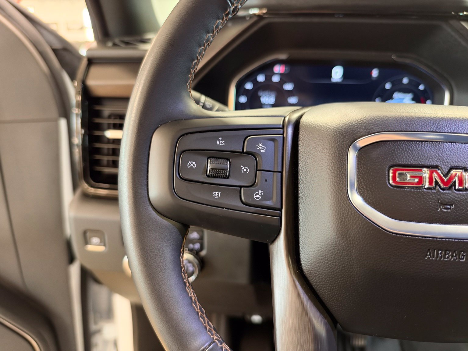 Used 2024 GMC Sierra 2500 AT4 w/ AT4 Premium Plus Package AWD/4WD image 18