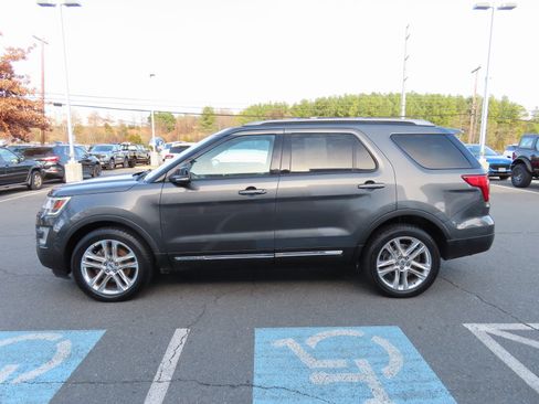 Used 2017 Ford Explorer XLT w/ Equipment Group 202A image 8