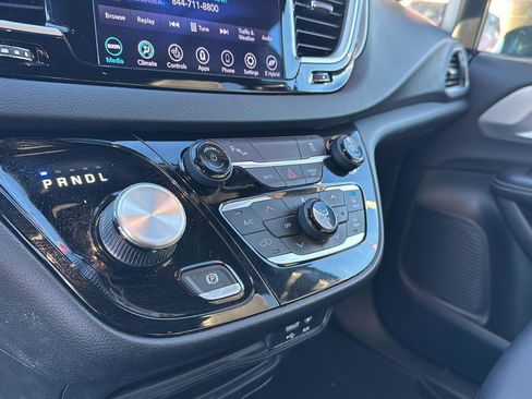 Used 2020 Chrysler Pacifica Touring-L w/ S Appearance Package image 22