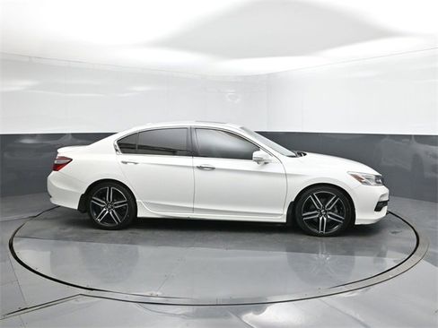 Used 2016 Honda Accord Touring image 26