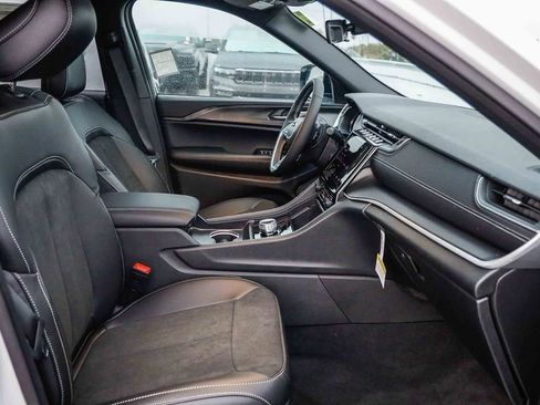 New 2025 Jeep Grand Cherokee Altitude image 18