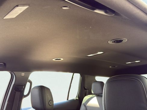 Used 2025 Chevrolet Traverse LT FWD image 15