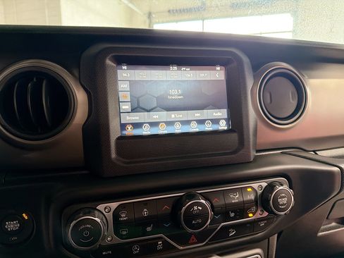 Used 2018 Jeep Wrangler Unlimited Sport S image 9