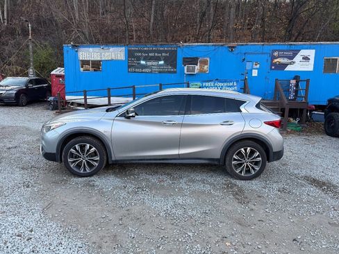 Used 2018 INFINITI QX30 Premium w/ Navigation Package image 2